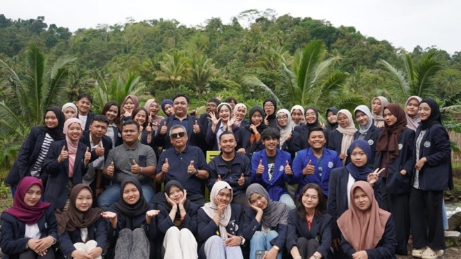 PENGEMBANGAN PEMBERDAYAAN MASYARAKAT : MEMFASILITASI PEMBENTUKAN KELOMPOK USAHA DAN MENGGERAKKAN PARTISIPASI MASYARAKAT DALAM USAHA BERSAMA BIDANG EKONOMI DI PESANTREN KALASUBA KASEMBON KAB.MALANG