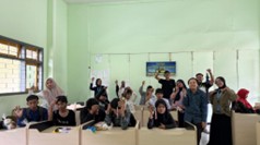 Kelompok 4 Magang Mahasiswa PNF FIP UM Gelar Pelatihan Meronce Gelang dan Phone Strap bagi Warga Belajar Paket B dan C SPNF SKB Kota Malang