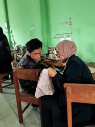 Kelas Keterampilan Menjahit Program Kesetaraan di SPNF SKB Kota Malang