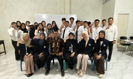 Semangat Belajar Tanpa Batas: Keterlibatan Mahasiswa dalam Pelaksanaan Ujian di PKBM Tunas Harapan Kota Batu