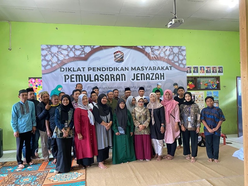 PNF FIP UM – Berdayakan Warga, PKBM Ki Hadjar Dewantara Kota Malang Gelar Pelatihan Pemulasaran Jenazah